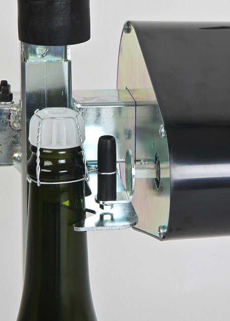 Bench capper for sparkling wine bottles